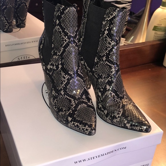 Steve Madden Subtle Boot - Picture 7 of 8